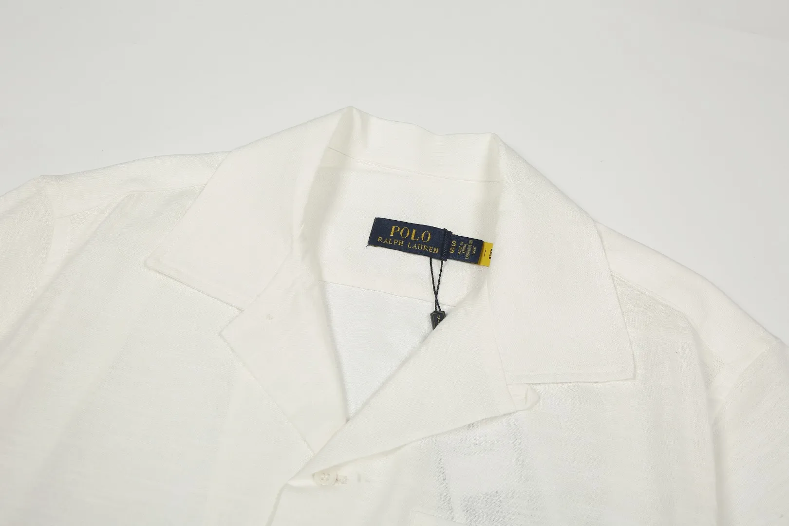 P230 White background picture [High-end quality] Style number: 25055# Color: Navy blue/off-white/ice blue/light pink/chicken yellow/khaki Size: S to XL - Ralph Lauren/Ralph Lauren 25SS Summer popular high-quality old money style Cuban collar pocket style short-sleeved linen couple shirt - originality restoration 95% cotton blended bamboo linen pre-car wash treatment tight and soft texture ✅ - 100% restored workmanship Complete professional shirt with embedded clips in bifurcated sleeves, top button earrings ✅ - Custom dyed original pearlescent white buttons with different sizes ✅ - Special shaped chiffon foil inside the collar door tube, which is not easy to deform and pull ✅ - Ralph Lauren/linen pocket style short-sleeved shirt. It is different from the classic style and has a niche style. It perfectly combines comfort and high-end. An indispensable piece in summer. It is both cool and textured. It is the king of ins style with every snap. It can be used for commuting and vacationing. There’s no pressure to switch between different styles, and the classics never go out of style.